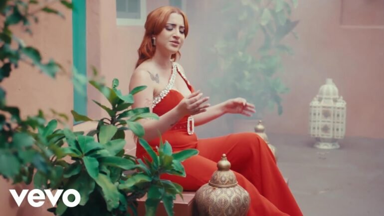 Ultrack, Amanda Sanz interpretando Que Bonito