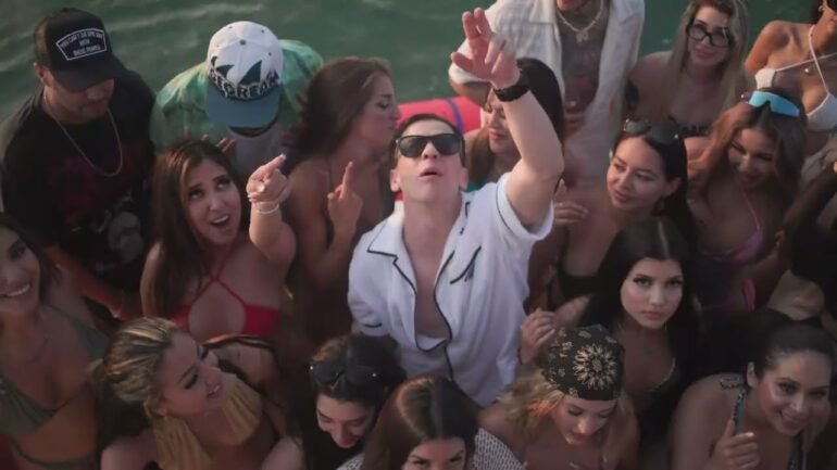 Guaynaa feat Play N Skillz interpretando Pusilinda