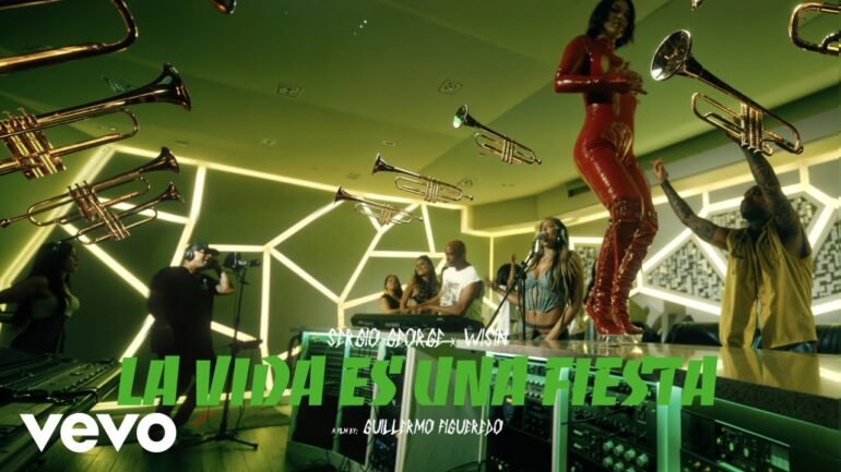 Sergio George y Wisin interpretando La Vida Es Una Fiesta