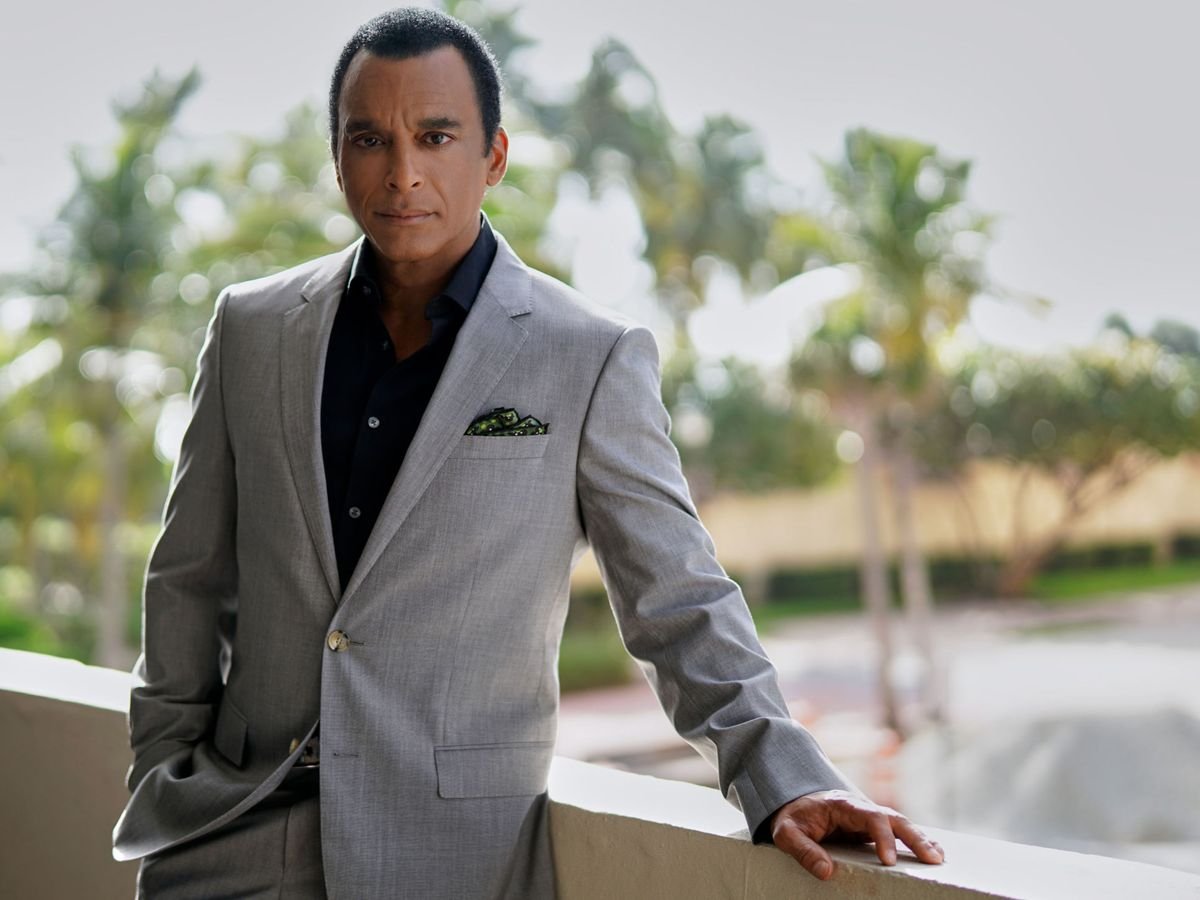 Jon Secada en CDMX 2025: tributo a Nat King Cole y lanzamiento “Fascination”