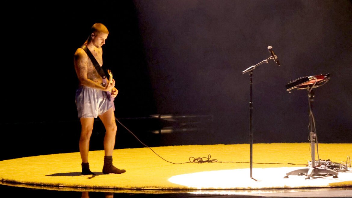 los angeles california february 01 for editorial use only justin bieber performs onstage dbieber en losgrammy - Propuestas musicales