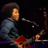 Alex Cuba Lleva la Sensibilidad Cubana al Nuevo Universo Sonoro de Lila Downs.
