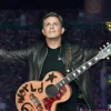 Madrid se rinde ante la nostalgia de Alejandro Sanz en una noche de recuerdos y emociones.