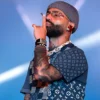 No es el horóscopo, es la frase del día: «A ustedes, su artista favorito les roba el dinero porque canta muy mal en vivo.»