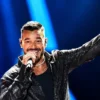 Ricky Martin vuelve a sus propios clásicos: ReVivo convierte tres décadas de pop latino en un encuentro entre generaciones.